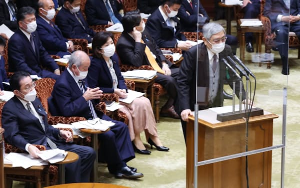 参院予算委で答弁する日銀の黒田総裁（22日午前）