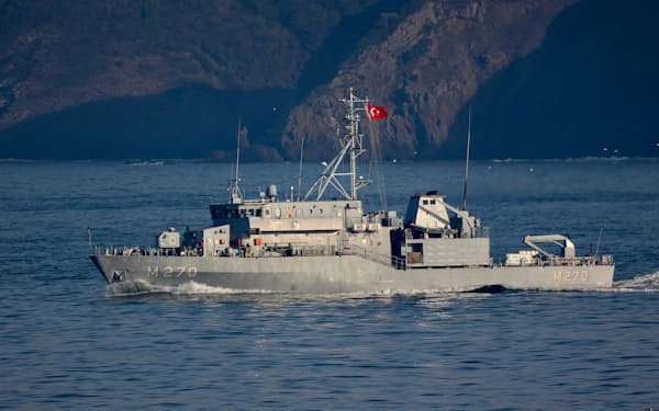 ボスポラス海峡を航行するトルコ海軍の掃海艇（26日）=ロイター
