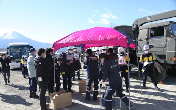 山梨県富士吉田市は噴石を想定し車で避難する防災訓練も実施