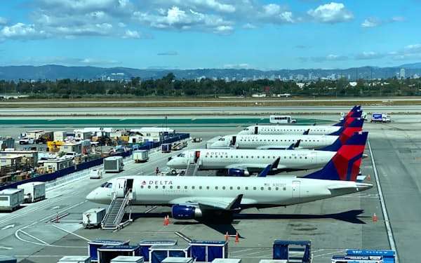 ロサンゼルスの空港に並ぶデルタ機（29日）