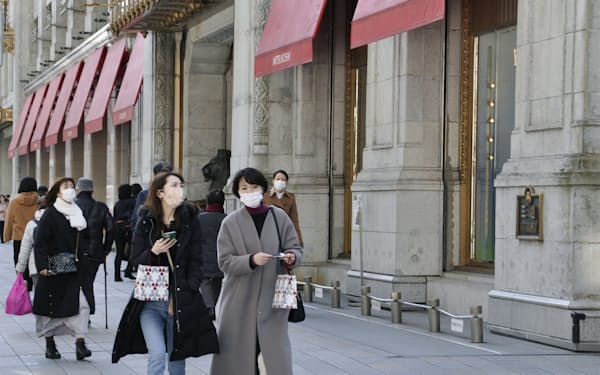百貨店などの売り上げが減った(2月、東京都中央区)=共同