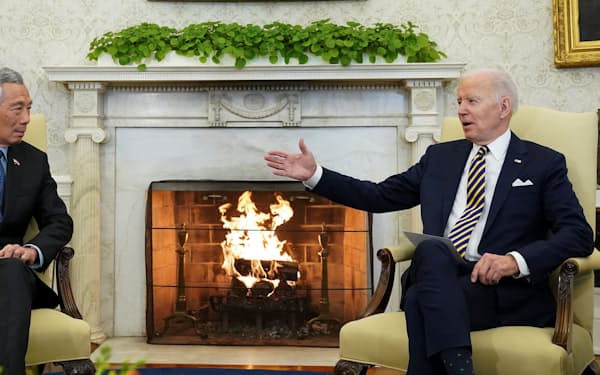 バイデン米大統領㊨はシンガポールのリー・シェンロン首相を厚遇した（29日、ホワイトハウス）＝ロイター