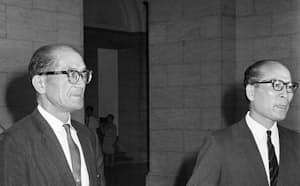 平賀書簡問題で経過報告に最高裁判所を訪れた札幌地裁の平賀健太所長（左）（1969年9月）=時事　