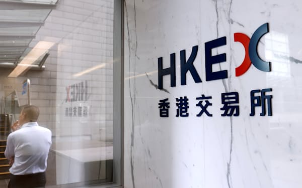 香港株相場は世界情勢の変動の大きさも映し出している＝ロイター
