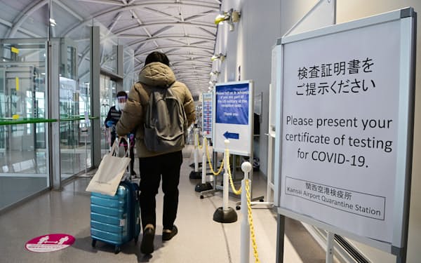 航空機で入国した人は空港の検疫所で検査を受ける（1日、関西国際空港）