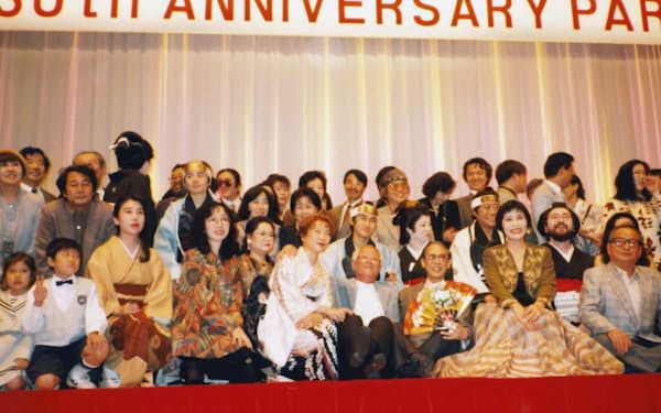 マンガ家生活30周年記念パーティーで(前列右から3人目が筆者)