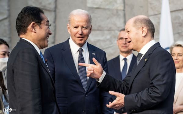 G7の首脳会議前に各国首脳と談笑する岸田文雄首相㊧(3月24日、ブリュッセル)=ロイター