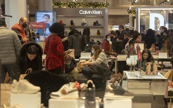 10～12月は個人消費が経済成長をけん引した。感謝祭明けのセールでにぎわう百貨店（米ニューヨーク）＝ロイター
