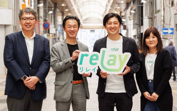ライトライトの斎藤隆太代表（中央右）とストライクの荒井邦彦社長（中央左）は小規模な事業承継を支援する
