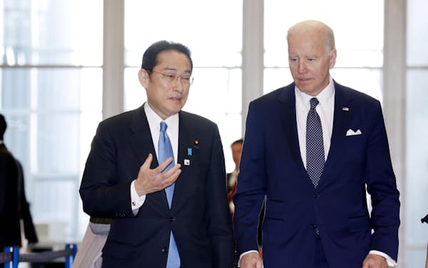 NATO本部で話しながら歩く米国のバイデン大統領（右）と岸田首相（24日、ブリュッセル）＝共同