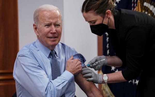 バイデン大統領は新型コロナワクチンの４回目接種を受けた＝ロイター