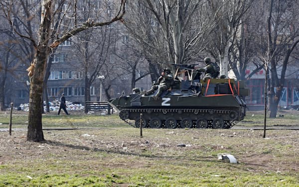 ウクライナ南東部マリウポリで活動する親ロ派の装甲車（30日）＝ロイター
