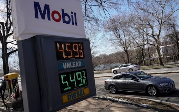 ロシアのウクライナ侵攻でガソリン価格の上昇が深刻になっている＝ロイター