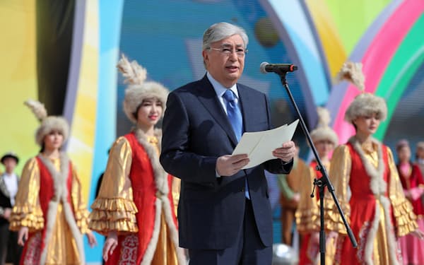 カザフスタン最大都市アルマトイでのイベントで演説するトカエフ大統領（３月21日）＝ロイター
