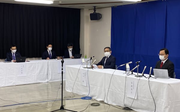 記者会見する（右から）尾渡社長、松本会長ら（31日、新潟市）
