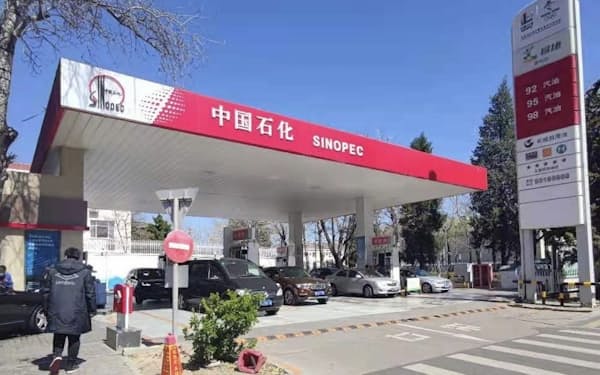 投資を拡大する中国石油化工のガソリンスタンド（北京）