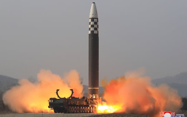 新型の大陸間弾道ミサイル（ＩＣＢＭ）「火星砲１７」型の発射実験（２４日）＝朝鮮通信