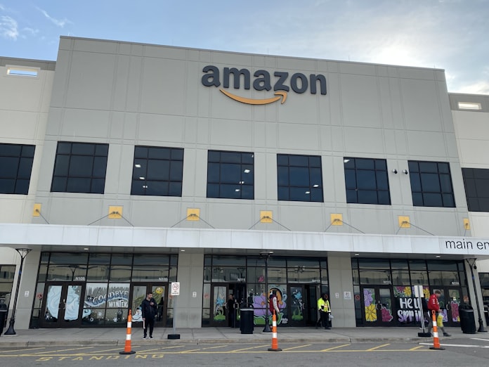 Amazon従業員 米国初の労組結成可決 Nyの物流拠点で 日本経済新聞 Amazon従業員 米国初の労組結成可決 Nyの物流拠点で 日本経済新聞