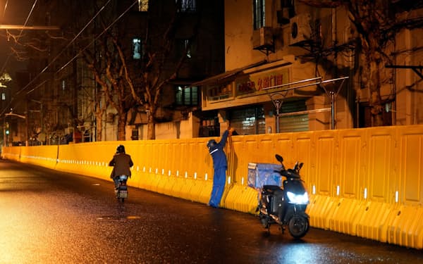 上海市は都市封鎖で感染拡大を抑え込む（上海市、3月31日）＝ロイター