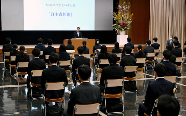 入社式で訓示を述べるパナソニックホールディングスの楠見社長(1日午前、大阪府門真市)