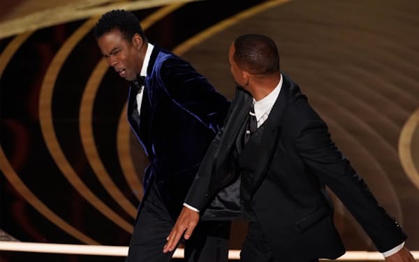 米アカデミー賞の授賞式でクリス・ロックさん㊧を平手打ちする俳優ウィル・スミスさん＝ＡＰ