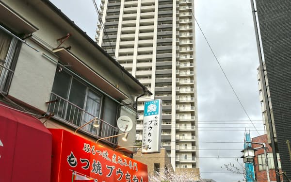 昔ながらの町並みの奥にはタワーマンションが建つＪＲ金町駅周辺（東京都葛飾区）