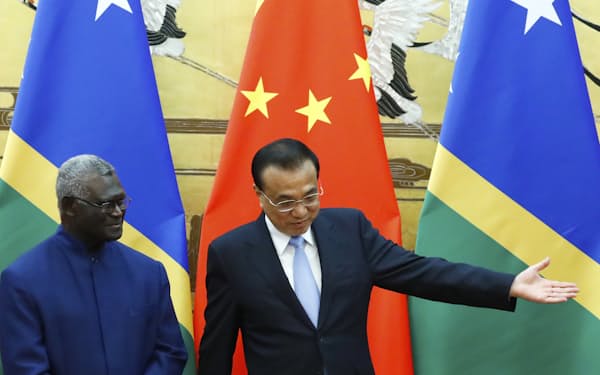 中国はソロモン諸島と急速に関係を深めている（2019年、北京を訪問したソガバレ首相㊧）＝ＡＰ