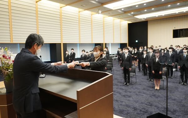 新入行員に辞令を交付する武蔵野銀行の長堀頭取（１日、さいたま市）