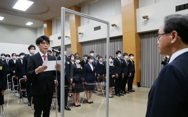 伊予銀行は3年ぶりに伊予銀グループの全新入行員・社員を集めた入行式を開いた(1日、松山市)