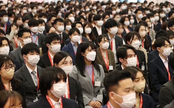 楽天の三木谷社長の英語の訓示を聞く新入社員(1日午前、東京都新宿区)