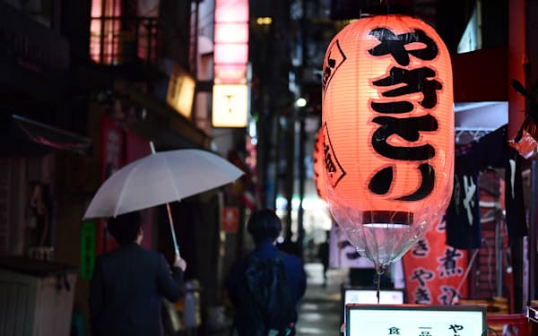 緊急事態宣言が続く中、明かりがともる東京・新橋の飲食店（２２日、東京都港区）