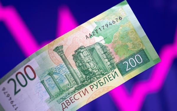 ロシアのルーブル紙幣＝ロイター
