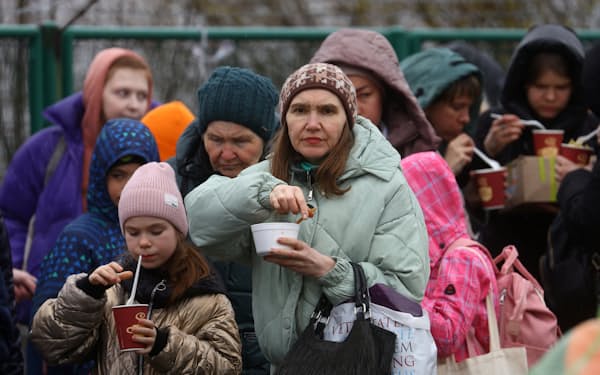 ウクライナからの避難民を最も多く受け入れているポーランドは支援すべきだが、司法の独立性を脅かしている同国政府にはEUは圧力をかけ続ける必要がある=ロイター