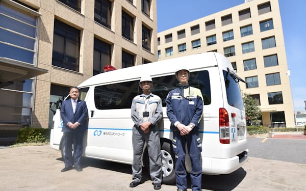 東邦ガスネットワークの制服を着た職員と緊急対応車両(1日、名古屋市)