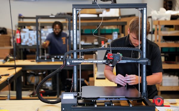 3Dプリンターの組み立て工場（米ニューヨーク）＝ロイター
