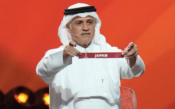 ドーハで開かれたワールドカップ（W杯）カタール大会の組み合わせ抽選会（１日）＝AP