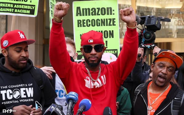 アマゾン労働組合のスモールズ代表は可決を受け「歴史を作った」と勝利宣言した(1日、NY・ブルックリン)=ロイター
                                                        