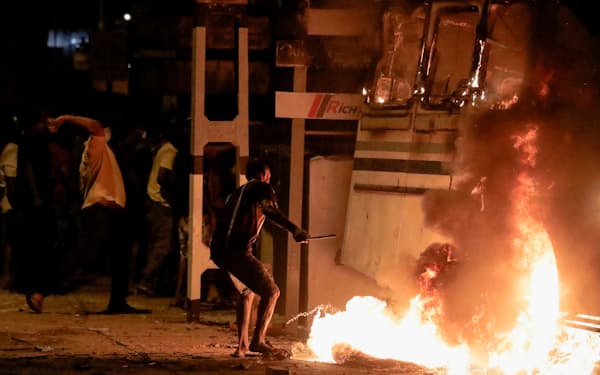 スリランカでは外貨不足に伴う深刻な経済危機に陥り、計画停電を実施をうけ各地で抗議デモが広がった＝ロイター