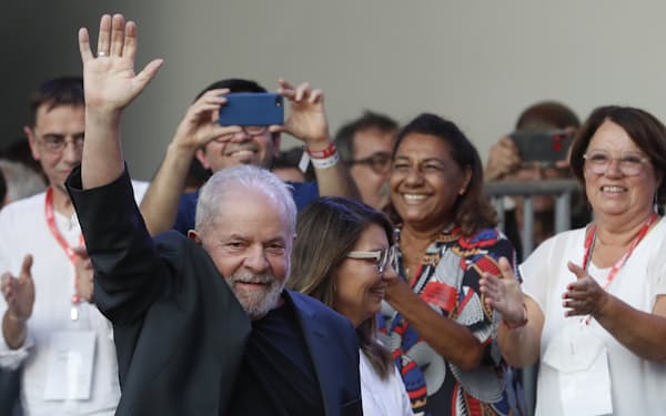 右手をあげる支持率トップのルラ元大統領（3月30日、リオデジャネイロ）＝AP
