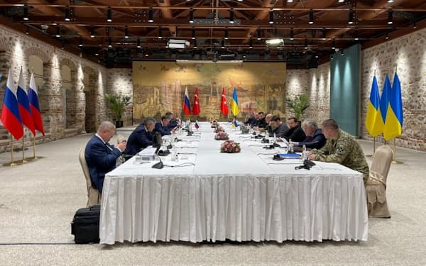 停戦協議に臨むロシア、ウクライナ両国の交渉団（３月29日、イスタンブール）＝ウクライナ大統領府・ロイター