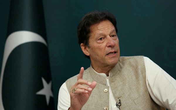 パキスタンのカーン首相は野党勢力から不信任案を突きつけられて劣勢に立たされていた＝ロイター