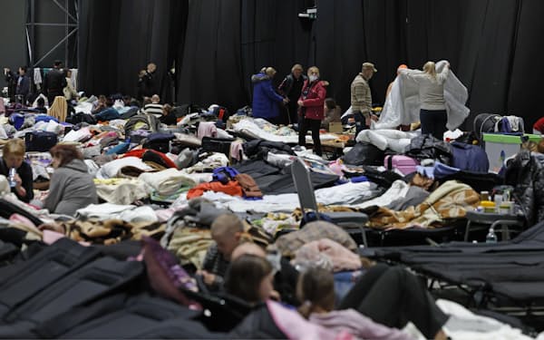 大勢のウクライナ避難民が生活する、ポーランドの首都ワルシャワの受け入れ施設（2日）＝共同