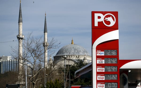 燃料価格の上昇が著しい（２月、イスタンブールのガソリンスタンド）＝ロイター