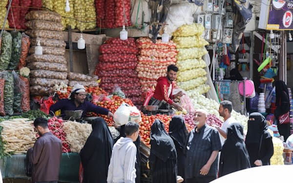 ラマダンに入り野菜を買う首都サナアの人々＝ロイター