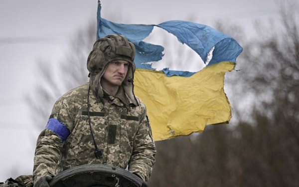 ２日、奪還したキーウ近郊を戦車で進むウクライナ軍兵士＝ＡＰ