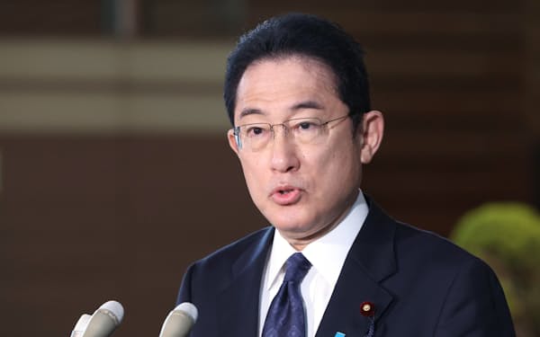 政権発足から半年を迎え、報道陣の質問に答える岸田首相(4日午前、首相官邸)