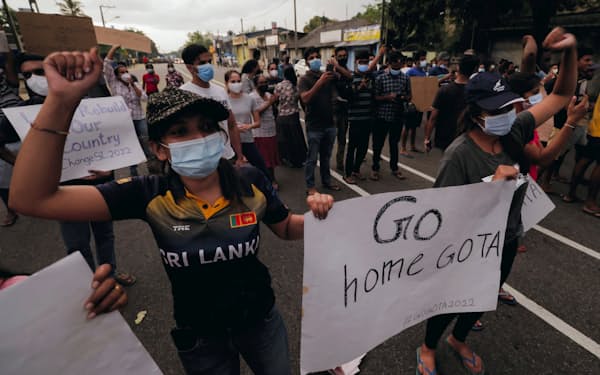 スリランカでは政権に対する抗議活動などが発生している（３日、コロンボ）＝ロイター