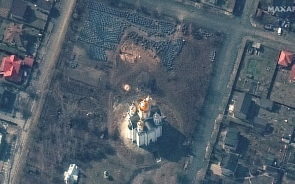 衛星写真では教会の近くに集団埋葬地とみられる穴が確認できる（3月31日、ブチャ）＝マクサー・テクノロジーズ提供・ロイター