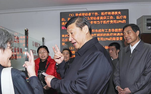 2010年12月、中国重慶市を視察する習近平国家副主席（中央）。右端は薄熙来・重慶市党委員会書記（肩書はいずれも当時）＝新華社・共同