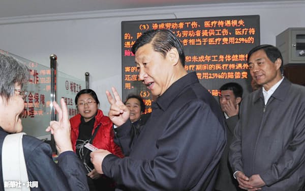 2010年12月、中国重慶市を視察する習近平国家副主席(中央)。右端は薄熙来・重慶市党委員会書記(肩書はいずれも当時)=新華社・共同